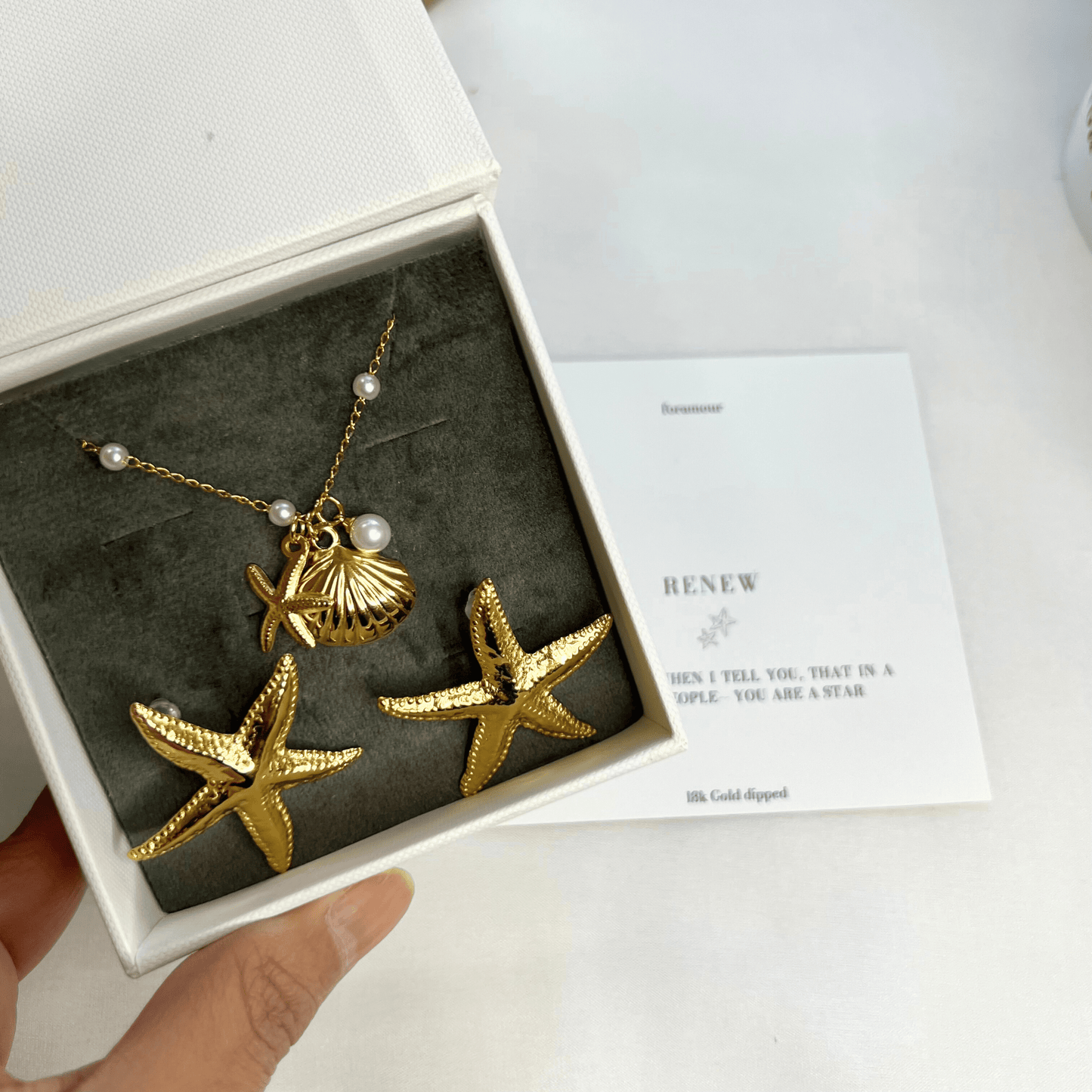 Necklace and earring set with sea elements