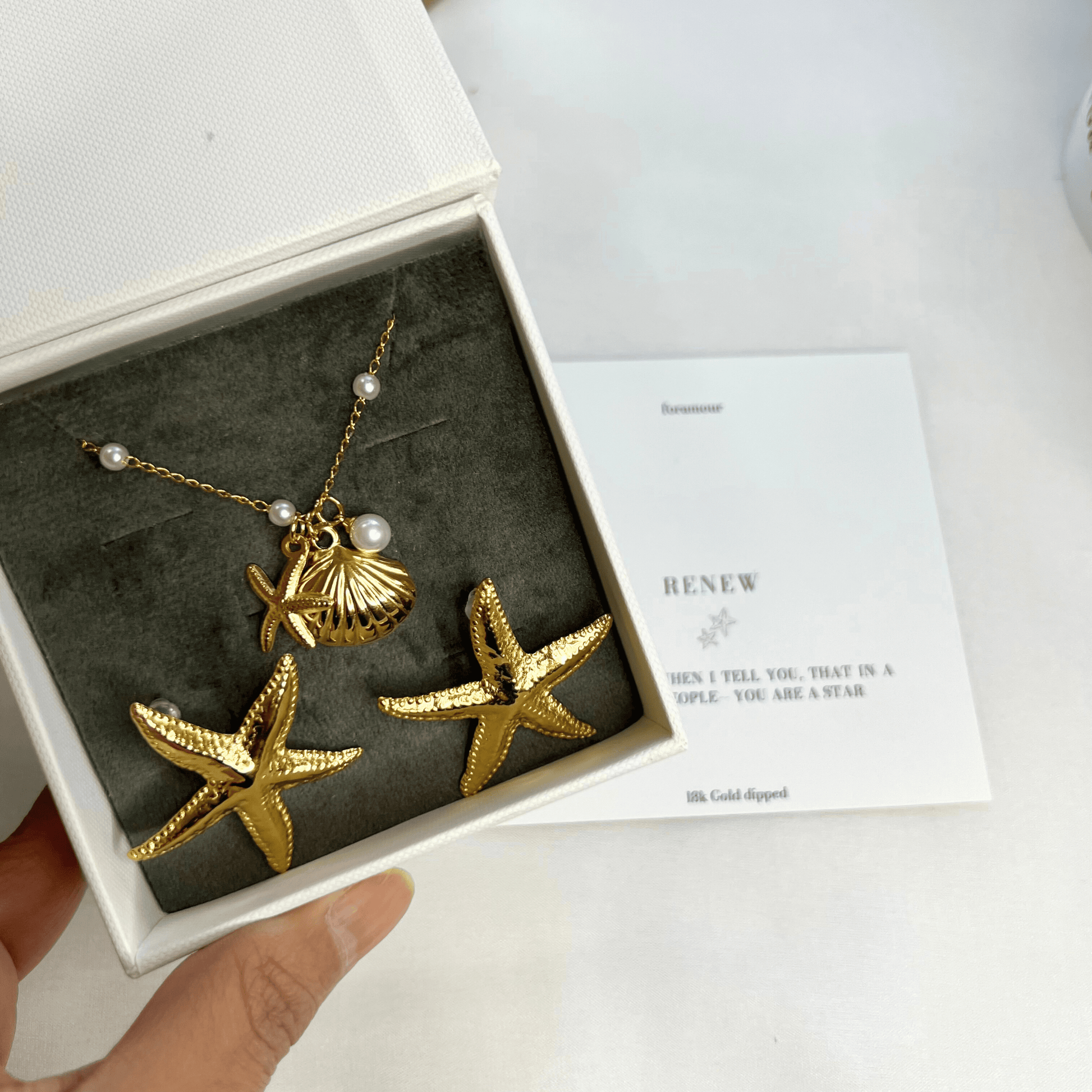 Necklace and earring set with sea elements