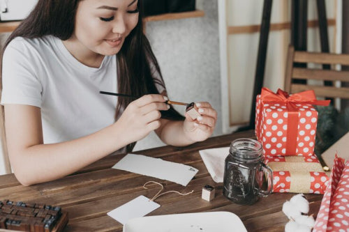 How Customizable Charms are Personalizing Jewelry Gifts