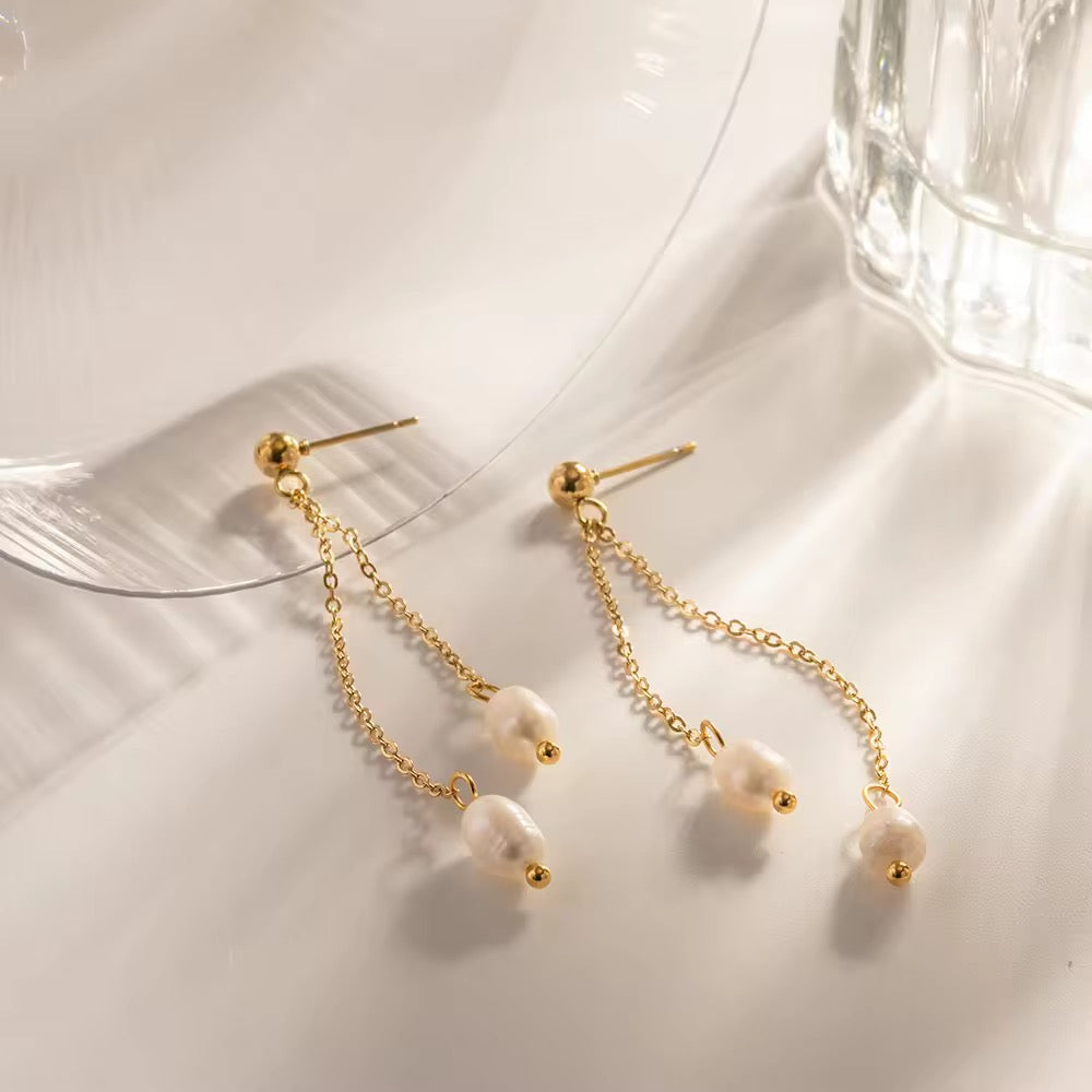 Pearls on chains - Earrings