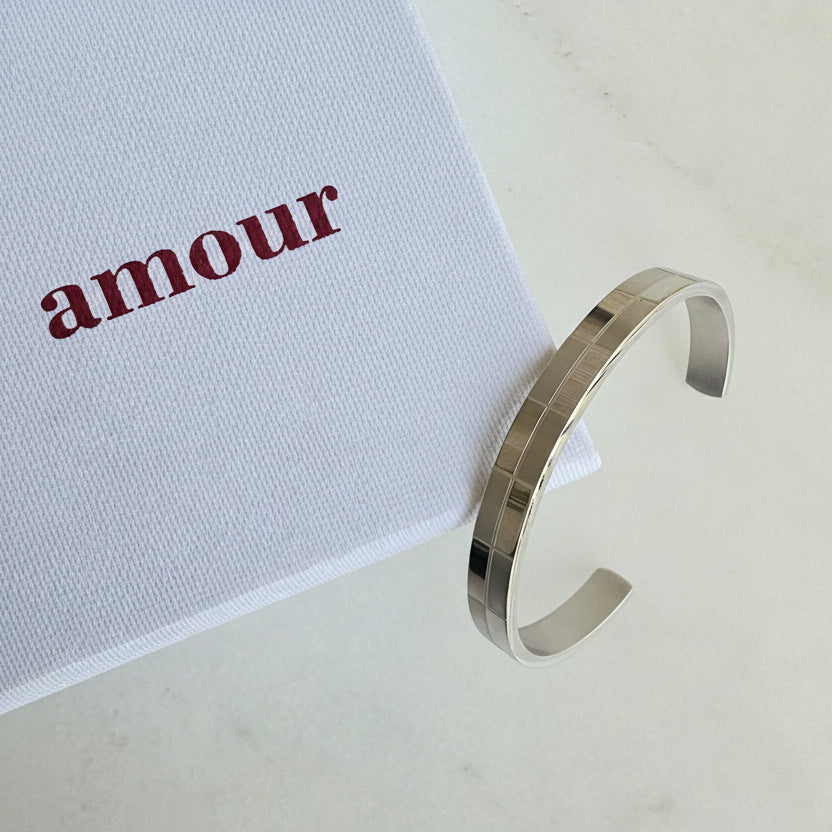 Silver bracelet on a white box with 'Foramour' branding.