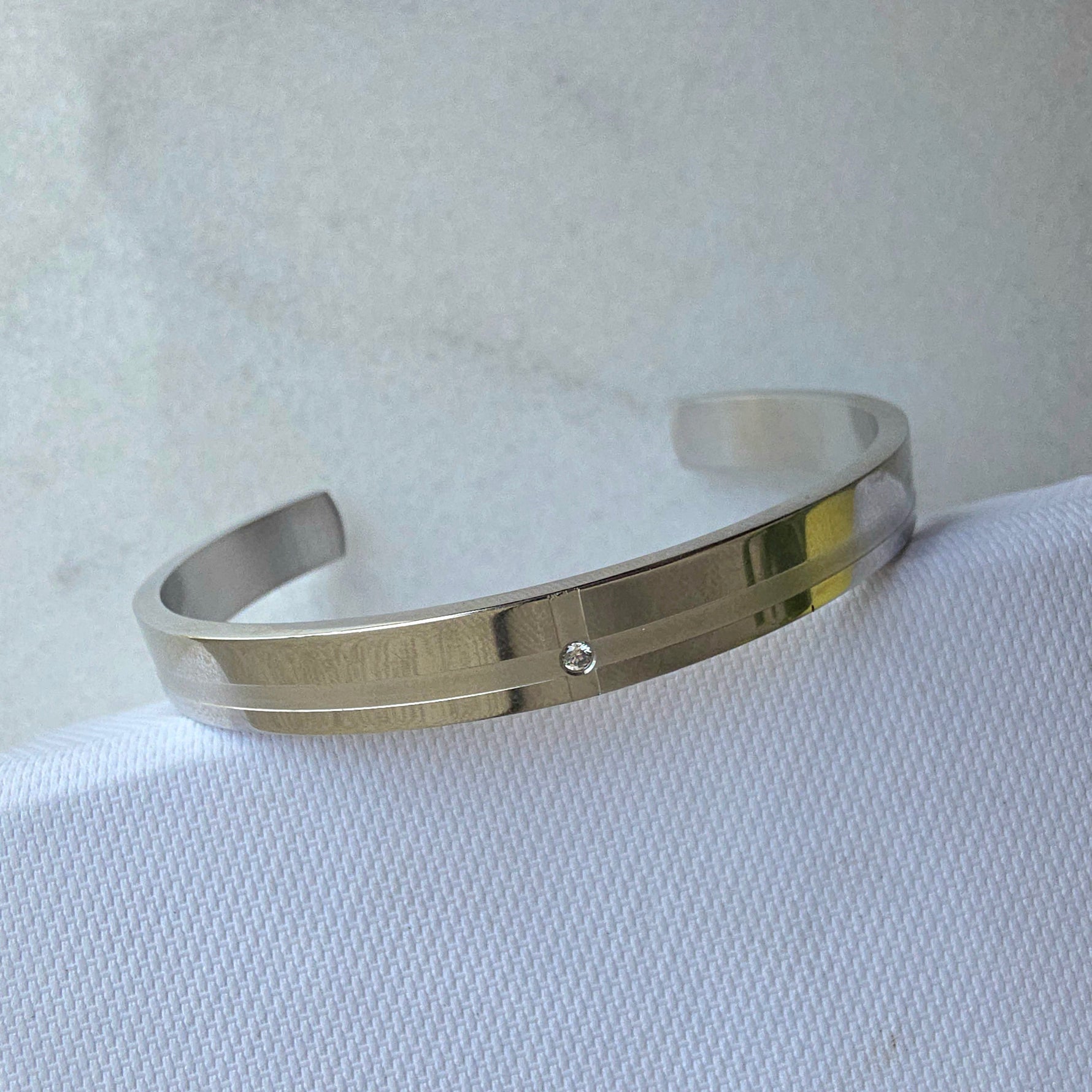 Silver bracelet on a white box with 'Foramour' branding.