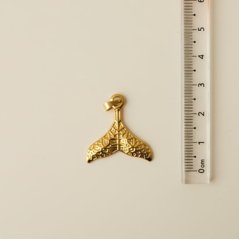 Whale fin - charm - foramour