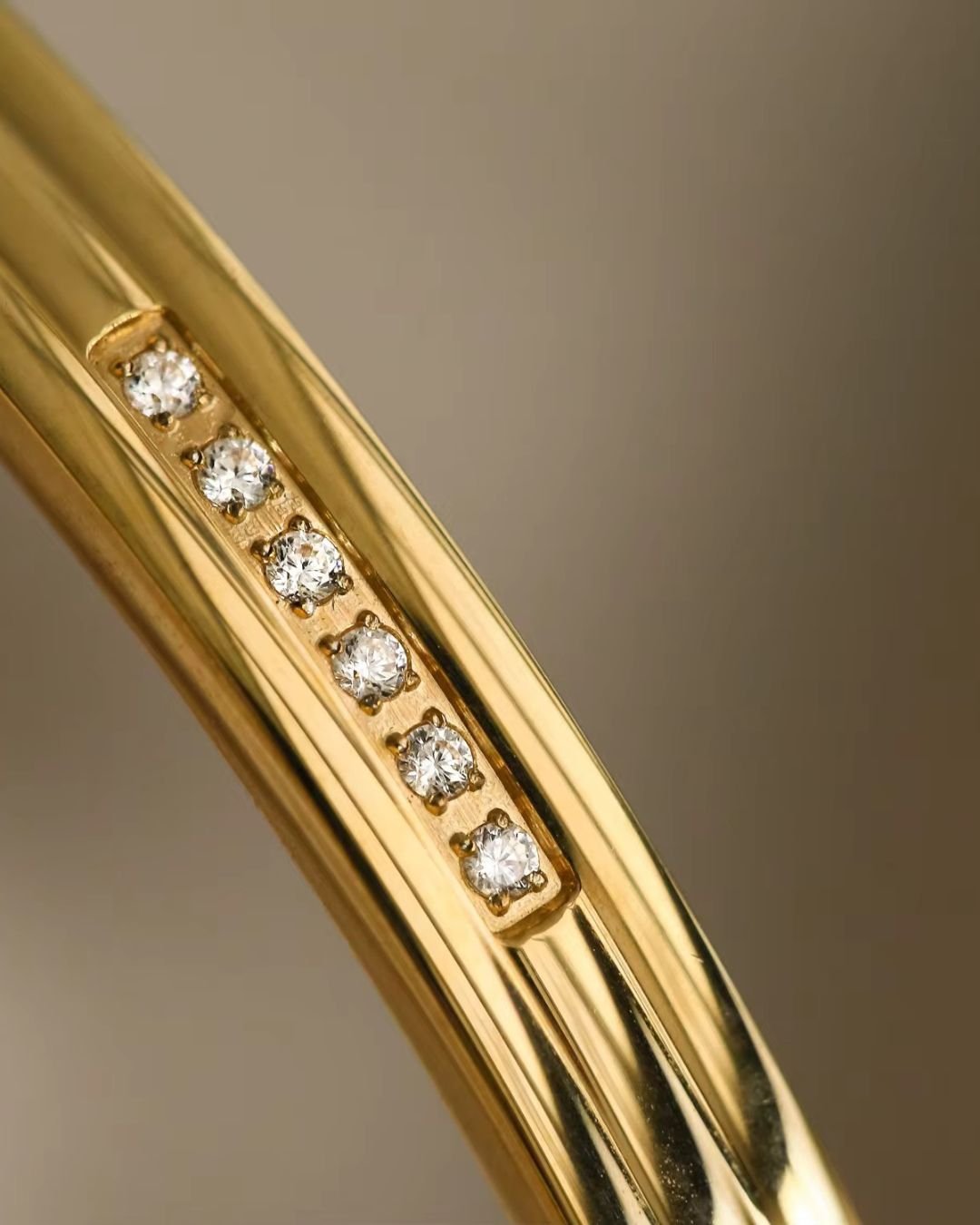 Basic band (Stripes with crystals) - Bracelet - Foramour Jewels - 18K Gold Plated - Sweat, water proof