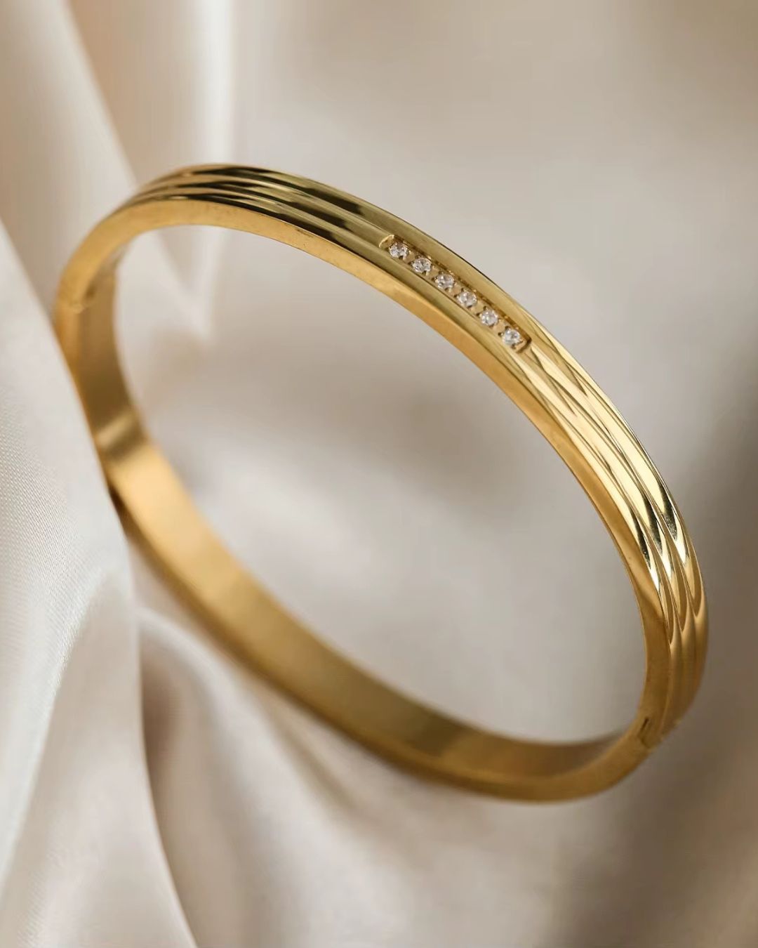 Basic band (Stripes with crystals) - Bracelet - Foramour Jewels - 18K Gold Plated - Sweat, water proof