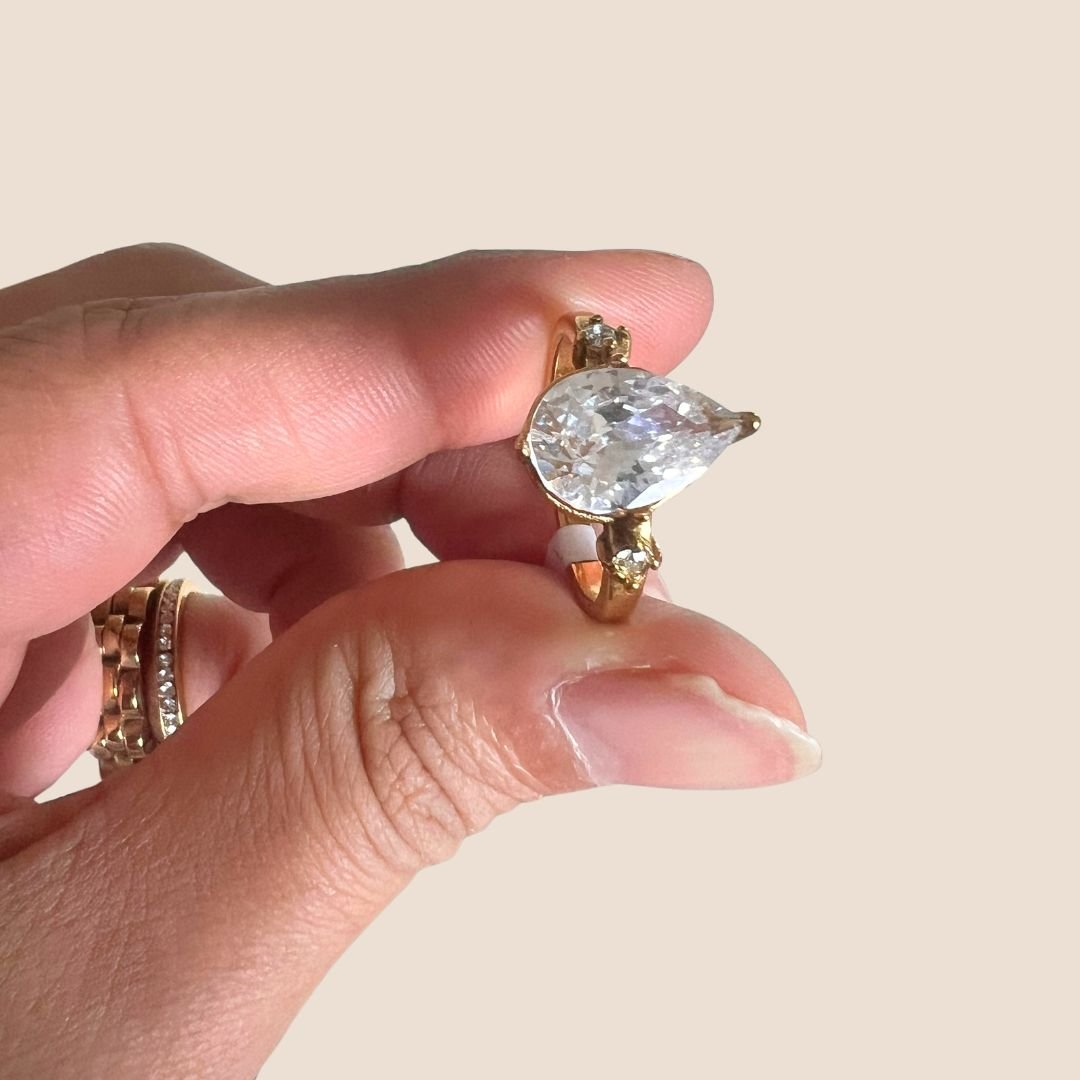 Pear-Cut Solitaire Ring with Side Accents - Foramour Jewels - 18K Gold Plated - Sweat, water proof