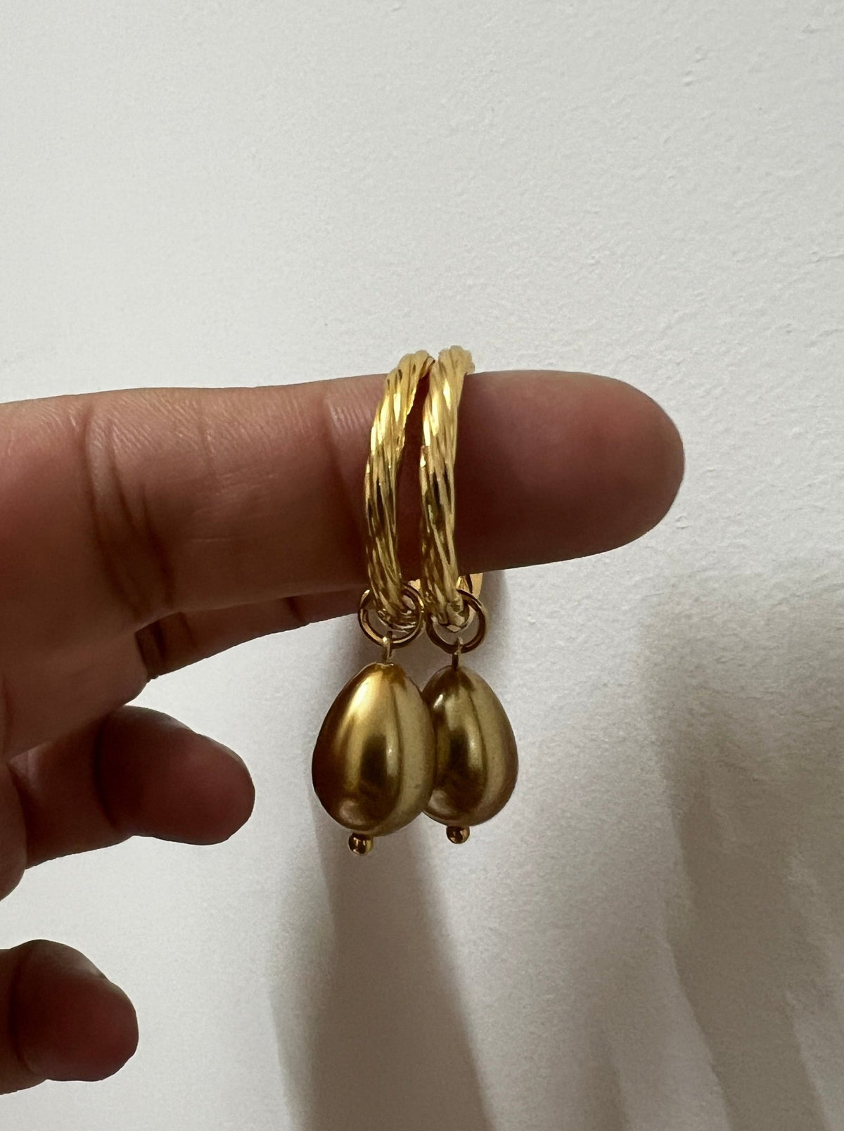 Teardrop Pearl Hoop Earrings - Foramour Jewels - 18K Gold Plated - Sweat, water proof